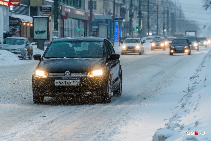 Водителей просят быть аккуратнее на дорогах из-за снегопадов