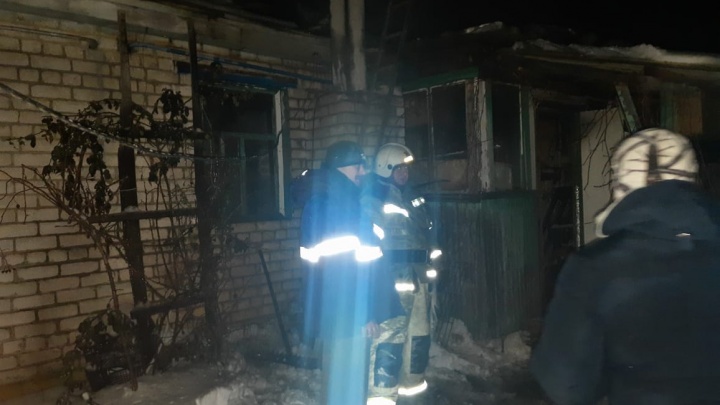 В Волгоградской области участковый спас мужчину из горящего дома