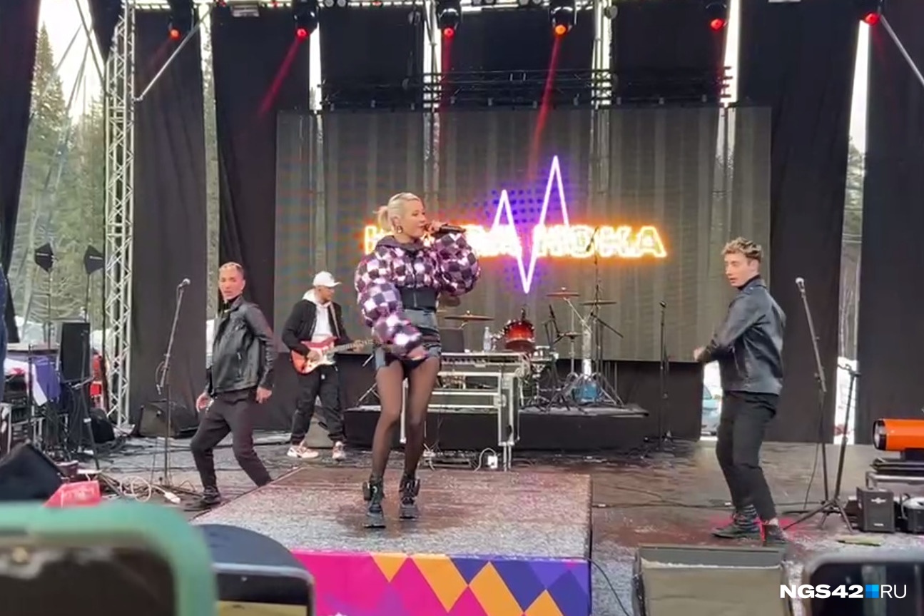 Клава Кока исполнила новую песню на закрытии сезона в Шерегеше
