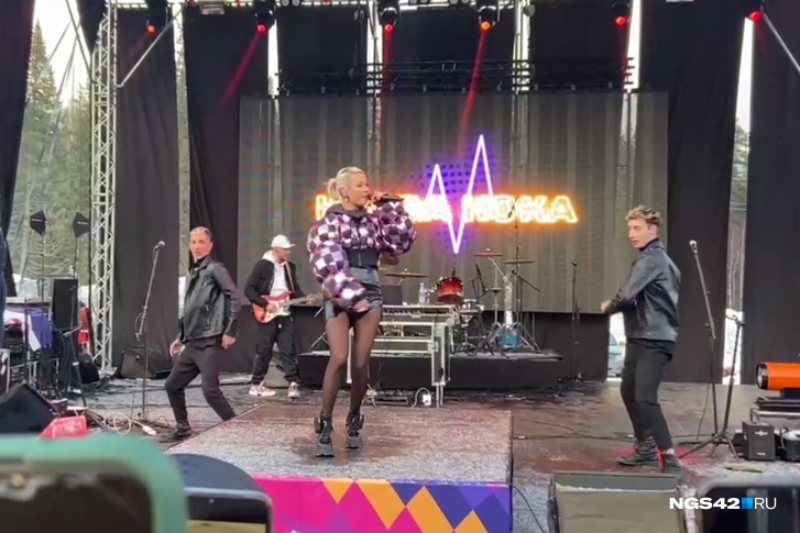 Несмотря на холодную погоду, девушка выступала в мини-юбке Несмотря на холодную погоду, девушка выступала в мини-юбке