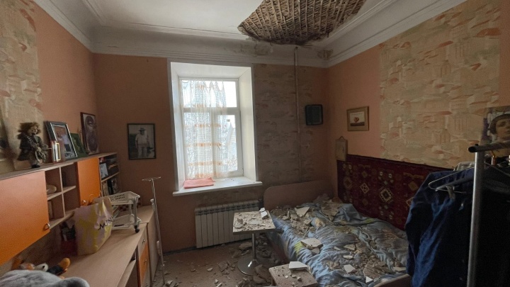 «Совершенно жуткий грохот»: в Ярославле в квартире художника потолок обрушился на детскую кровать