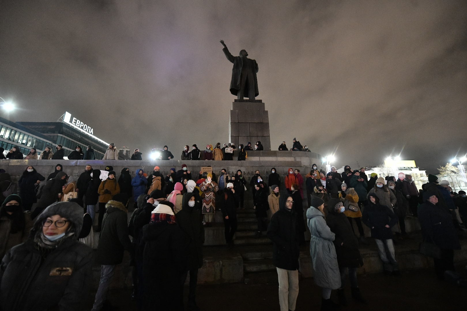 В Екатеринбурге прошел антивоенный митинг. Хронология событий в одном видео