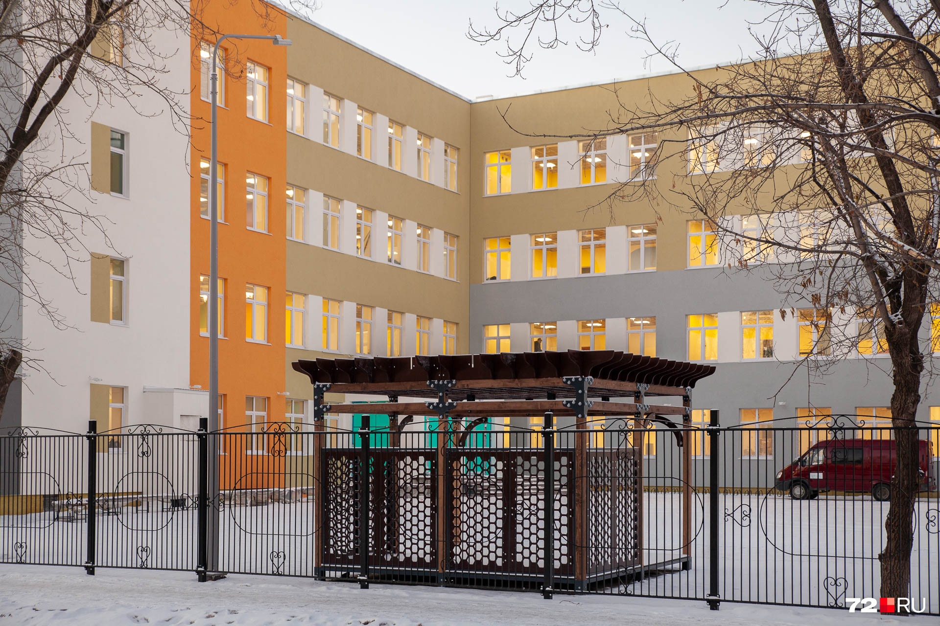 Корпус нового здания школы состоит из трех блоков переменной этажности — от 3 до 4 этажей