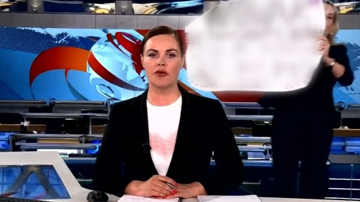 Девушка с политическим плакатом выбежала в прямой эфир Первого канала