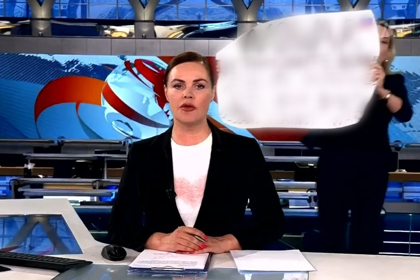 Девушка выбежала в прямой эфир Первого канала с политическим плакатом