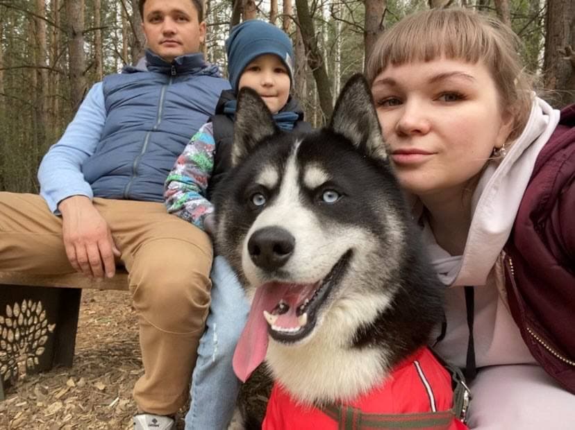 А тут хаски со своей семьей. Правду ведь говорят, что домашнее животное — член семьи и никак иначе А тут хаски со своей семьей. Правду ведь говорят, что домашнее животное — член семьи и никак иначе