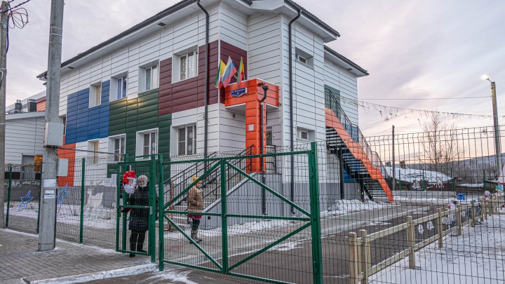 Все детские сады Кемерова взяли под охрану ЧОП и Росгвардия. Рассказываем, с чем это связано
