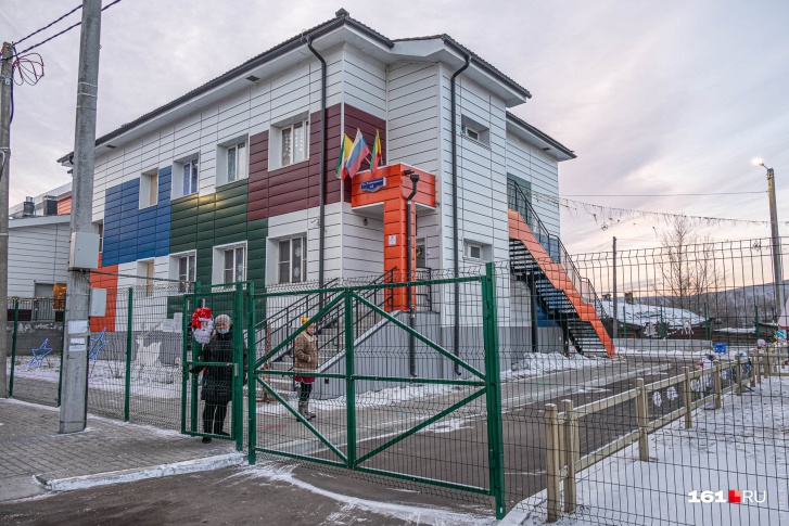 Территории детсадов не только закрыты от посторонних, но и просматриваются камерами наблюдения Территории детсадов не только закрыты от посторонних, но и просматриваются камерами наблюдения
