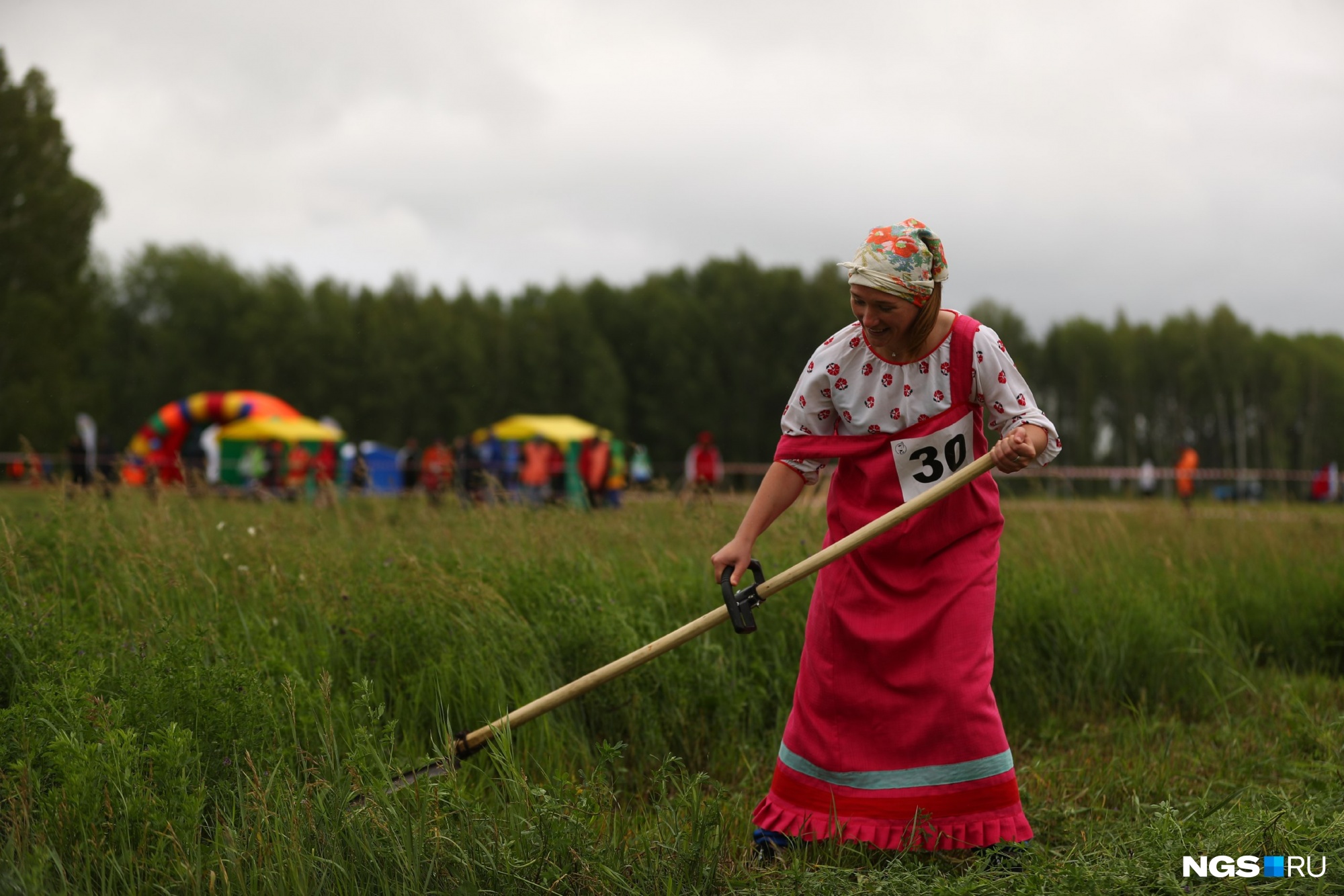 Начались сельские игры в Куйбышеве — смотрим на соревнования косарей, дояров и трактористов