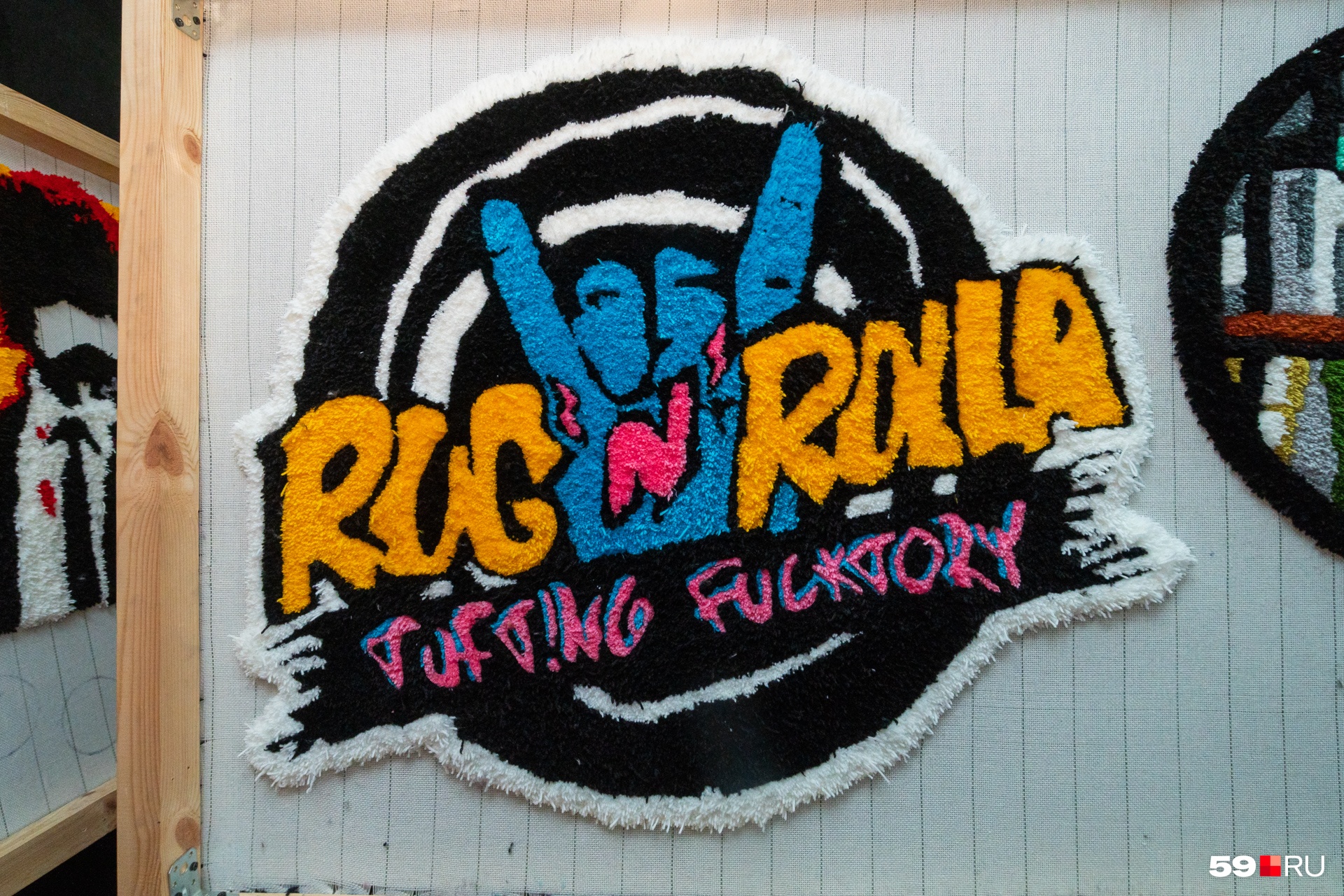 Логотип Rug’n’Rolla. Тоже на ковре