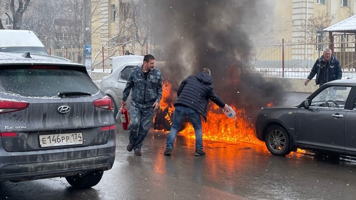В центре Волгограда загорелась иномарка с водителем в салоне