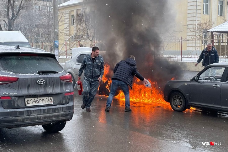 Очевидцы пытались потушить машину до приезда пожарных Очевидцы пытались потушить машину до приезда пожарных