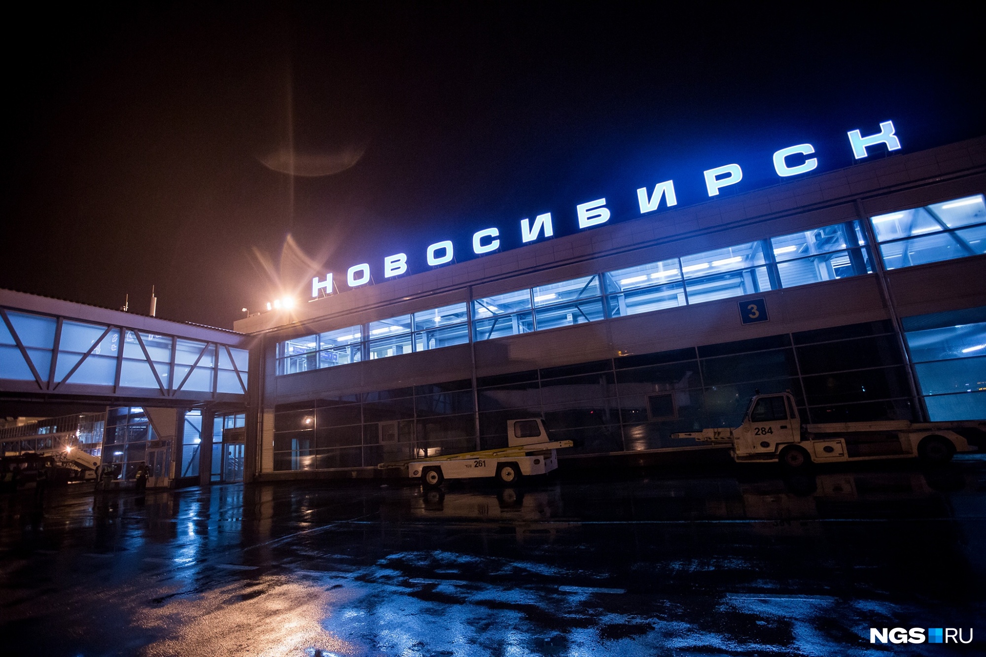 Над Новосибирском кружит «Боинг» — у него проблемы с двигателем