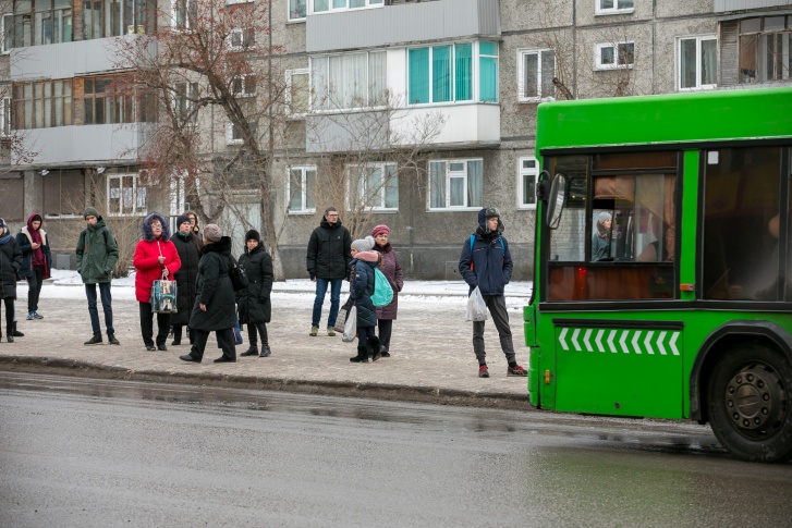 Автобус просто проезжает мимо людей на некоторых остановках Автобус просто проезжает мимо людей на некоторых остановках