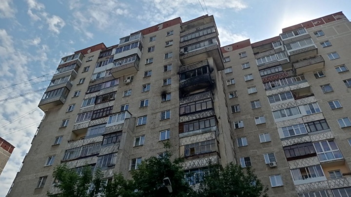На Уралмаше полыхает квартира в 14-этажном доме. Один человек погиб