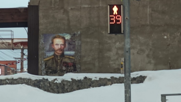 Испорченный в Новосибирске портрет «черного барона» воспроизвели на одежде