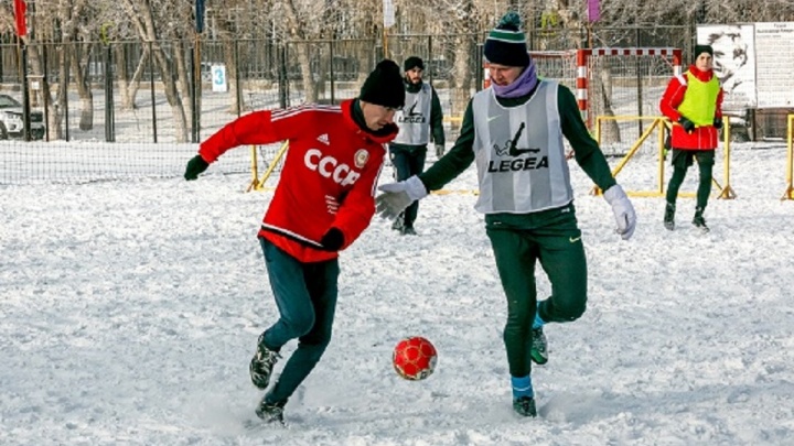 В Магнитогорске стартовал турнир по зимнему мини-футболу «Снежный мяч»