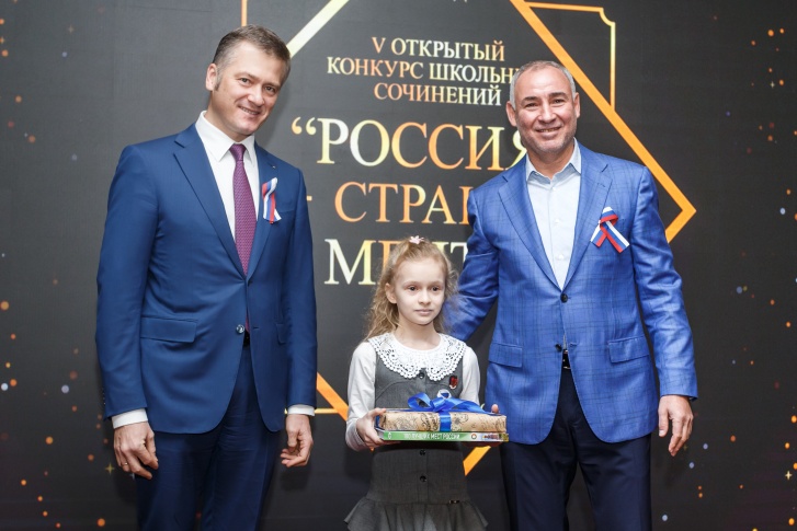 Михаил Анатольевич и Борис Ефимович награждают победителей