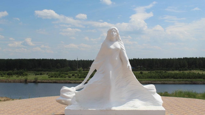 Скульптура девушки появилась на берегу реки Белой в Усольском районе