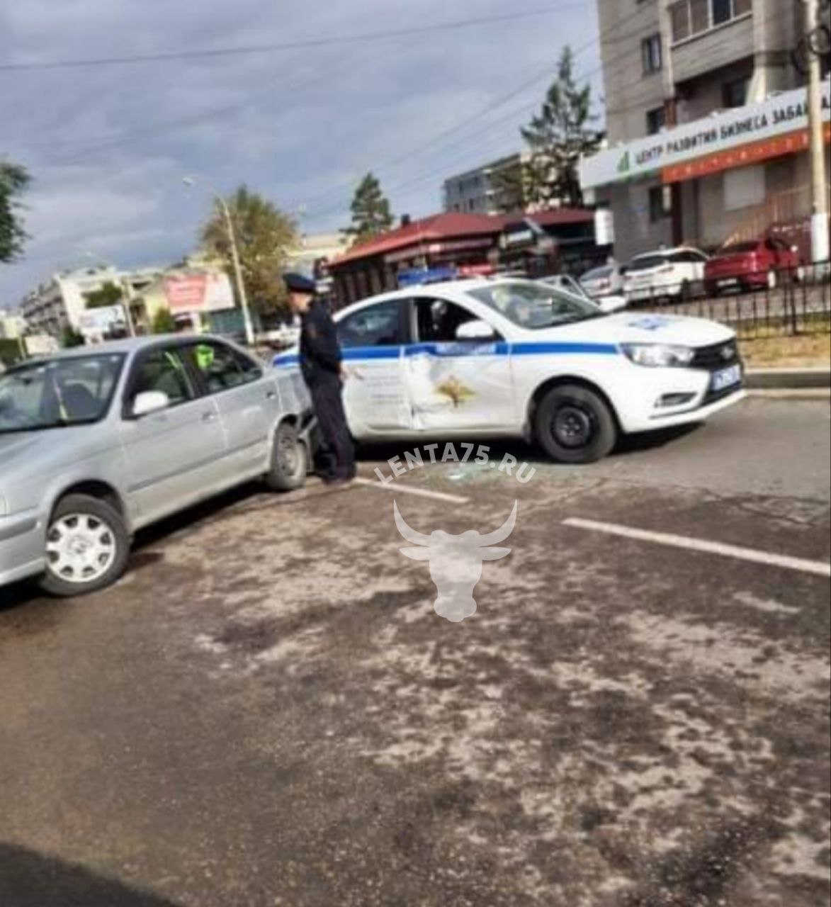 Патрульная машина ДПС попала в аварию на улице Бабушкина в Чите