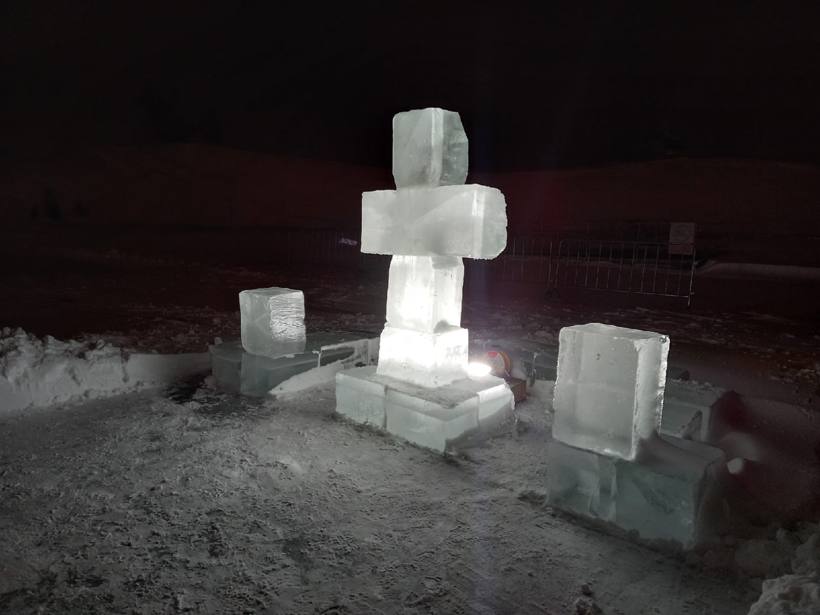 Около майны поставили символику праздника, высеченную изо льда. В темноте она красиво светилась