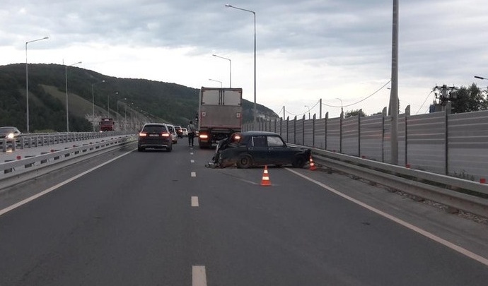 На Сокском мосту КАМАЗ раздавил «Жигули». Видео последствий ДТП