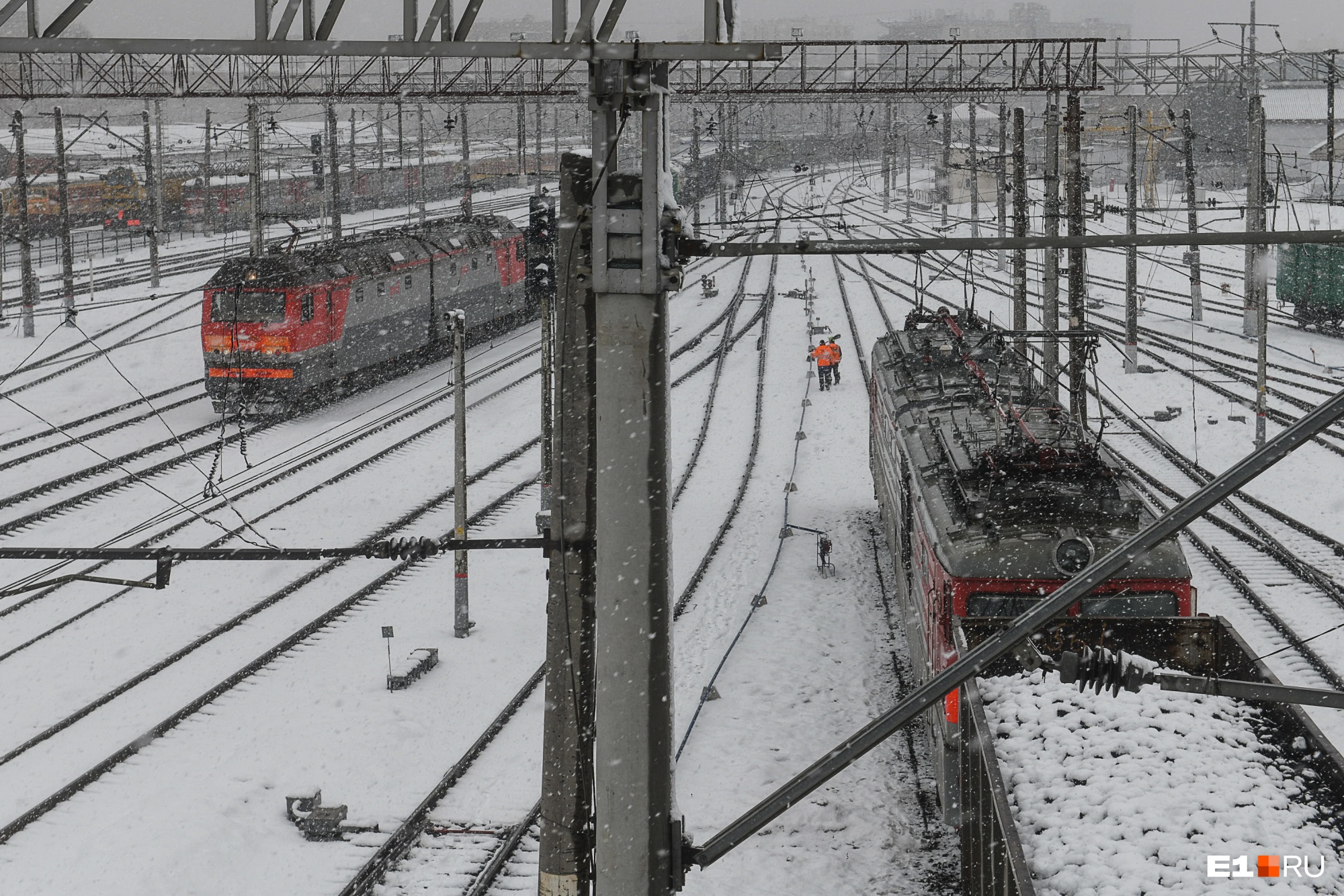 В Екатеринбурге поезд насмерть сбил мужчину. Он не услышал громкий гудок