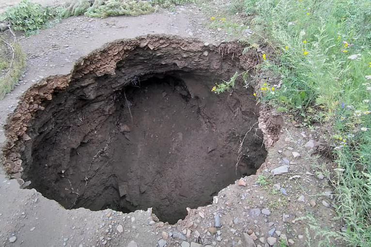 Обвал дороги произошел в Бодайбинском районе на месте старинной шахты