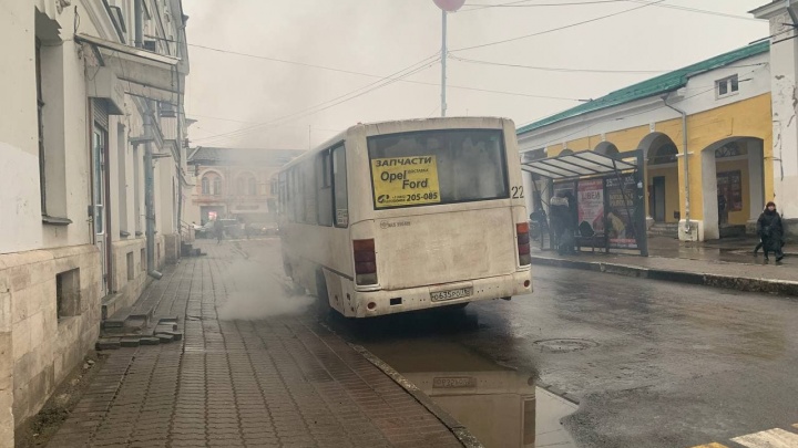 «Сильно воняет»: в центре Ярославля из автобуса повалил едкий дым