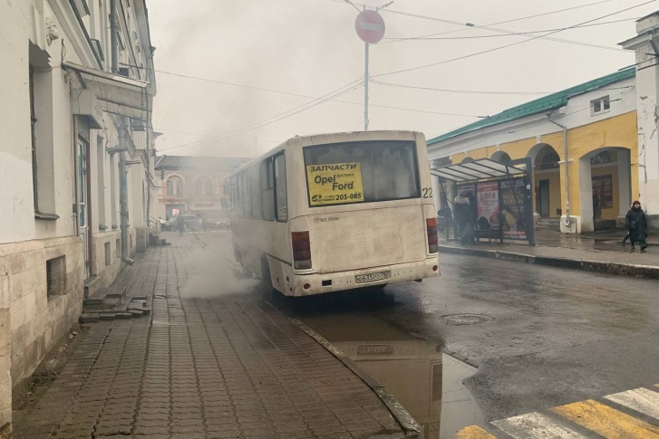 В центре города из автобуса вырывались клубы дыма