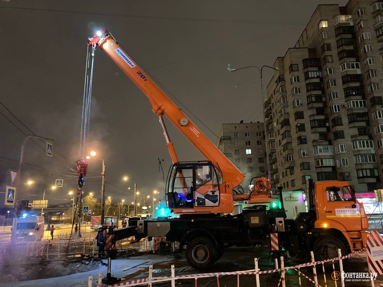 Автомобиль попал в зону прорыва трубы на Лёни Голикова, есть пострадавший |  22.02.2022 | Санкт-Петербург - БезФормата