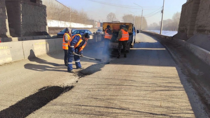В Новокузнецке начали ремонтировать разрушенные городские дороги