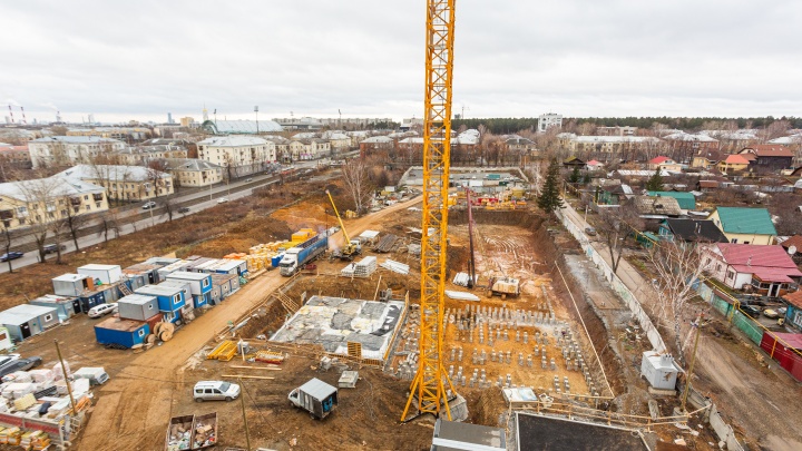 «Новый дом займет большую часть квартала»: на Уралмаше появилась еще одна крупная стройплощадка