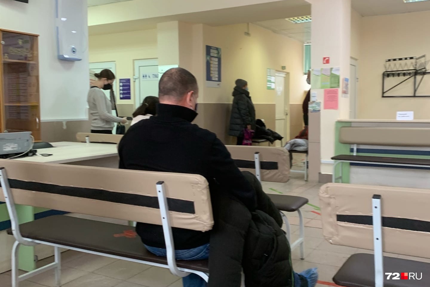 Так выглядела очередь из больных для сдачи ПЦР-теста Так выглядела очередь из больных для сдачи ПЦР-теста
