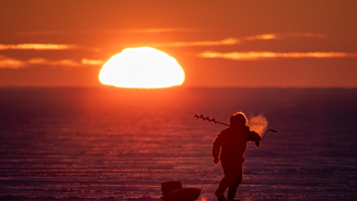 На Обское море в Новосибирске опустился живописный закат — смотрим, как его встретили горожане