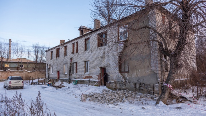 Вроде бы и не серый волк: в Волгограде чиновники нагрянули в развалившийся от ветра дом