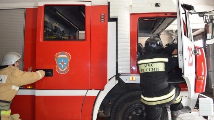В Магнитогорске сотрудники МЧС эвакуировали подъезд из-за зажженной свечи