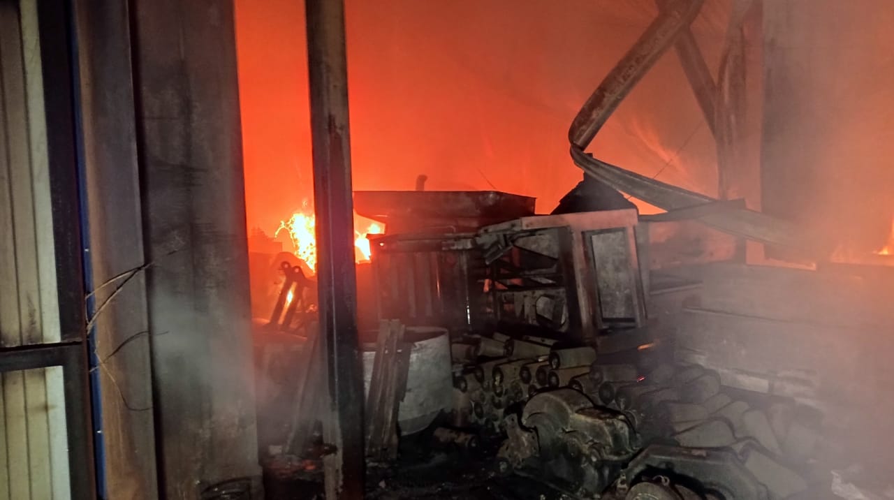 Убытки на десятки миллионов: стало известно, какие машины сгорели при большом пожаре в Екатеринбурге