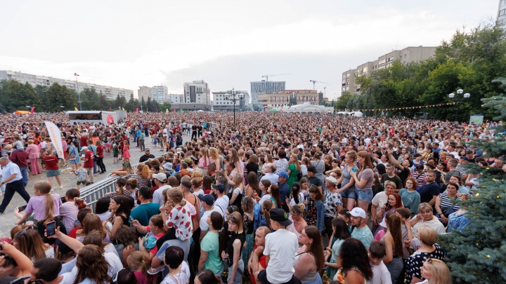 Вот это толпа! Показываем, сколько человек пришли на бесплатный концерт «Иванушек» в Тюмени (это десятки тысяч)