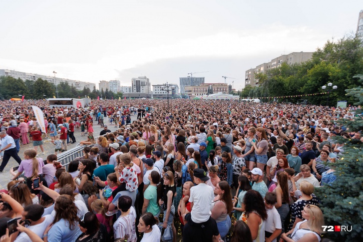 По словам артистов, на концерт пришло около 40 тысяч горожан
