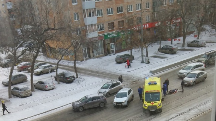«Накажут ли водителя?» В Екатеринбурге женщина попала в больницу после наезда автомобиля