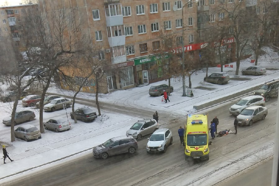 «Накажут ли водителя?» В Екатеринбурге женщина попала в больницу после наезда автомобиля