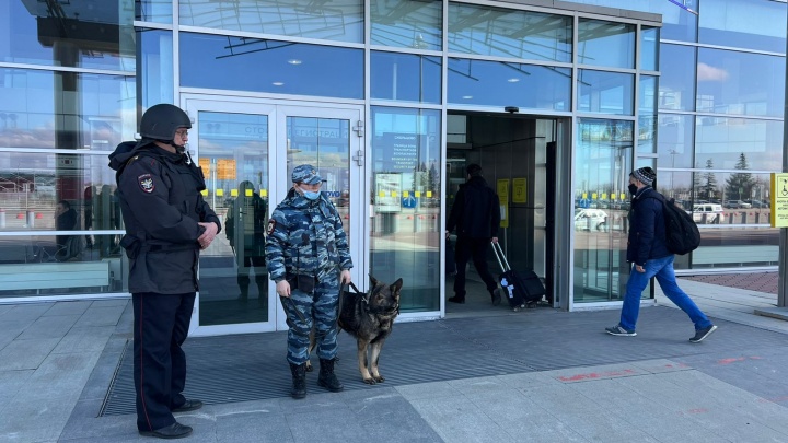 «Работают жестко»: сотрудники ФСБ устроили досмотр в аэропорту Екатеринбурга
