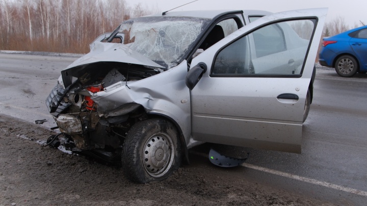 Четыре человека пострадали при столкновении легковушек на трассе в Челябинской области