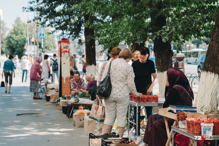 С наступлением теплой погоды на улицах города стало много частников, которые продают ягоды, овощи, одежду (да все что угодно)