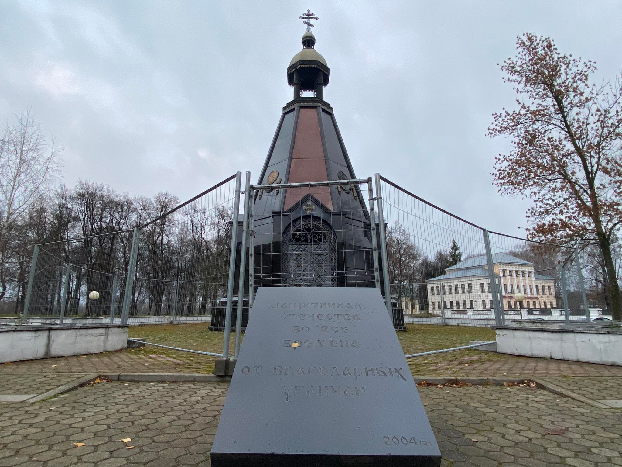 Часовня - новодел, построена в 2004 году Часовня - новодел, построена в 2004 году