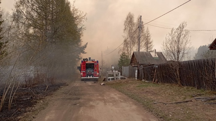 Под Березовским бушует гигантский пожар — и огонь распространяется. Объясняем, что горит