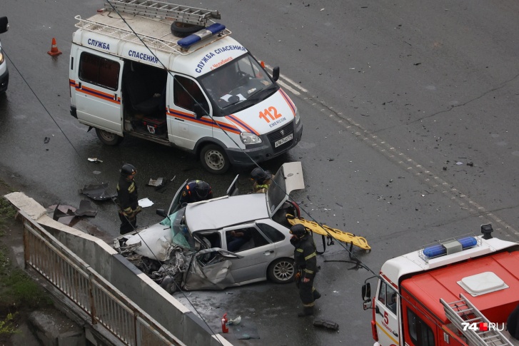 Авария произошла днем на участке автодороги «Меридиан», проходящем над проспектом Ленина
