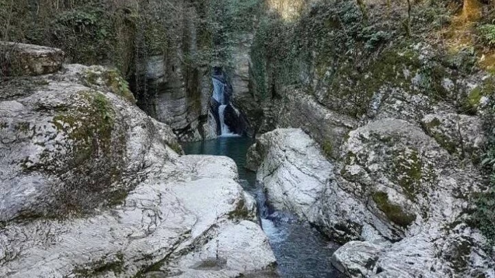 Турист из Саратова в тапочках поехал на экскурсию в горный каньон Псахо и упал, его доставали спасатели