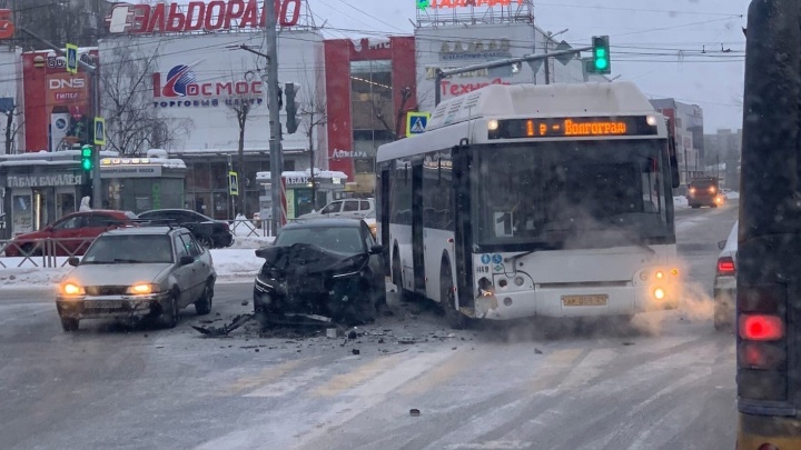 В Ярославле автобус с пассажирами столкнулся с автомобилем